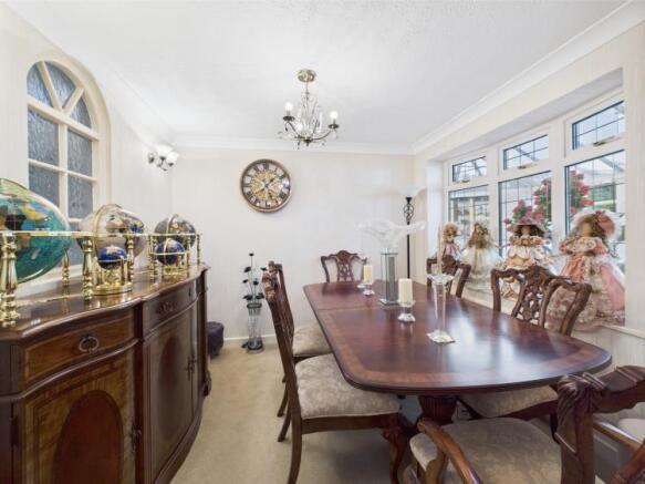 5 bed Detached for sale Image 5