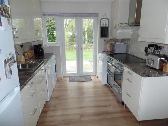 FITTED KITCHEN