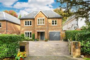 15, Drakes Close, Esher KT10 8PQ