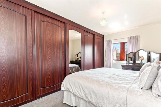 6 bed Detached for sale Image 12