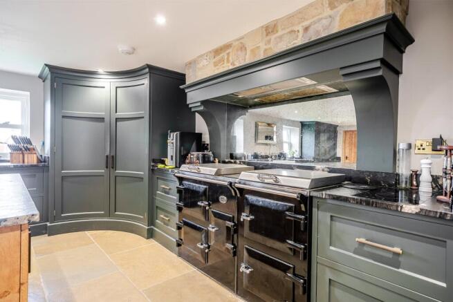 5 bed Detached for sale Image 6