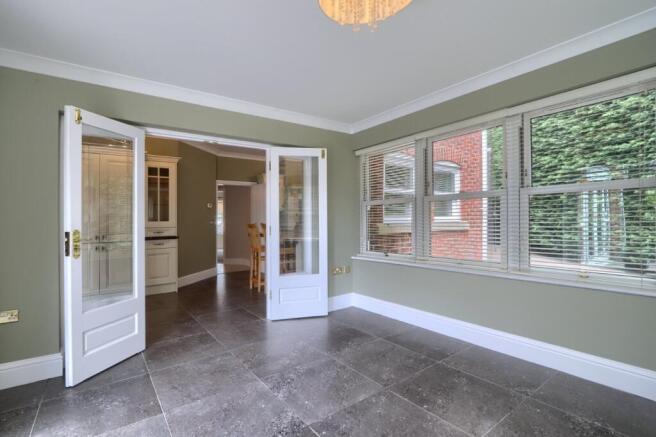 5 bed Detached for sale Image 11