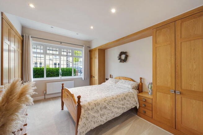 5 bed Detached for sale Image 7