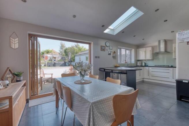 Kitchen / Lounge ...