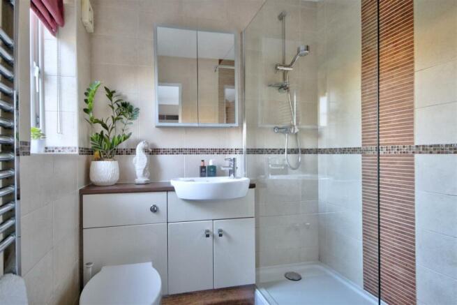 En Suite Shower Room: