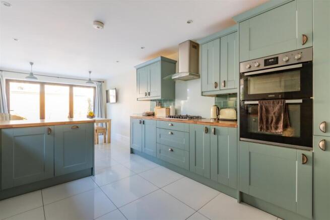 Kingsland Road 13-24.jpg