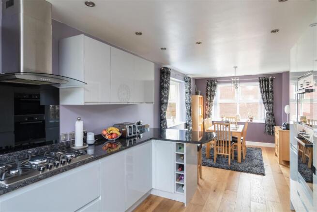 KITCHEN/DINING ROOM