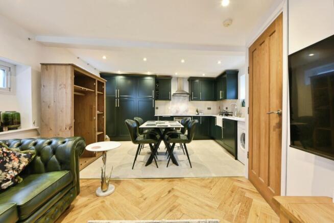 Kitchen / Lounge