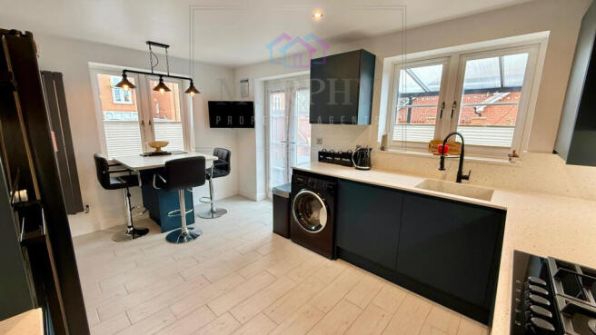 5 bed Semi-Detached for sale Image 8