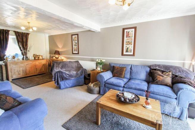 Living room pic 1