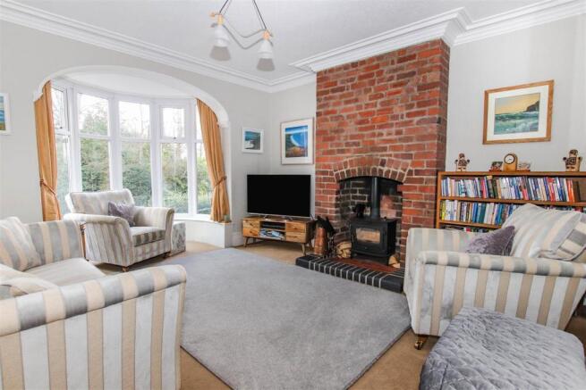 BAY FRONTED LOUNGE