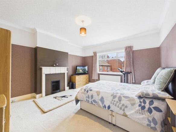 5 bed Detached for sale Image 8
