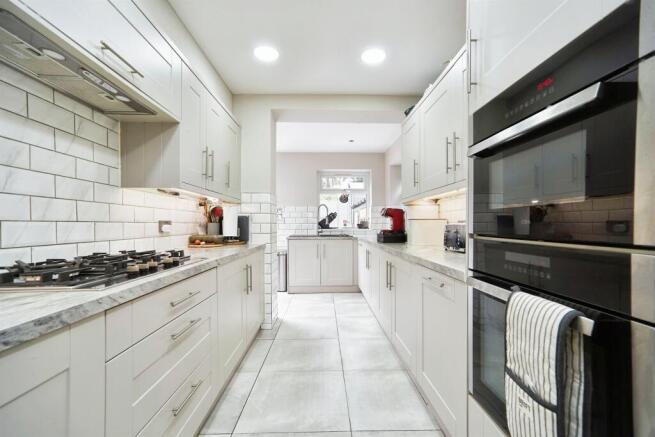 6 bed Semi-Detached for sale Image 8