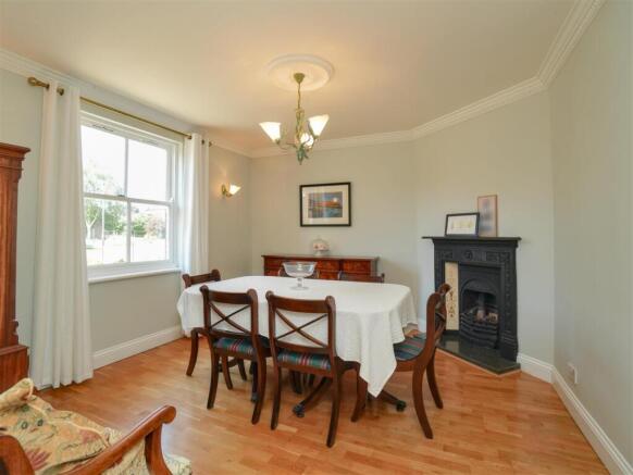 5 bed Detached for sale Image 6