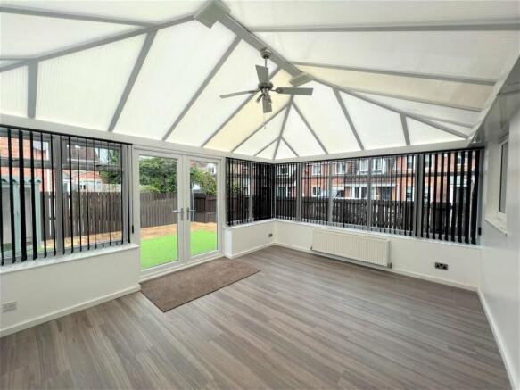 4 bed Town House to rent Image 4