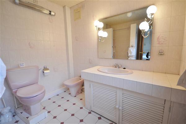 EN SUITE: