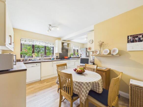 5 bed House for sale Image 8
