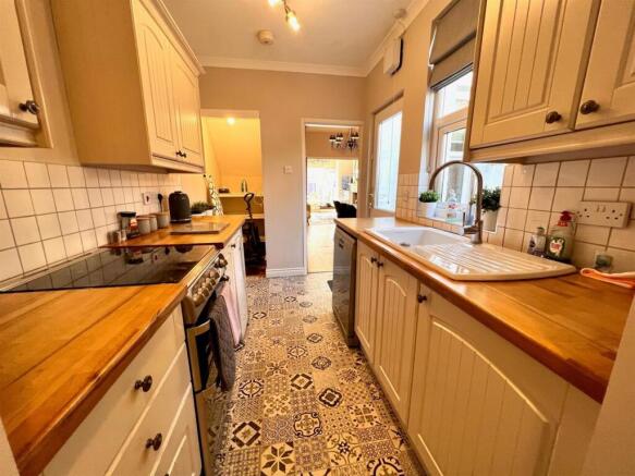3 bed Terraced to rent Image 5