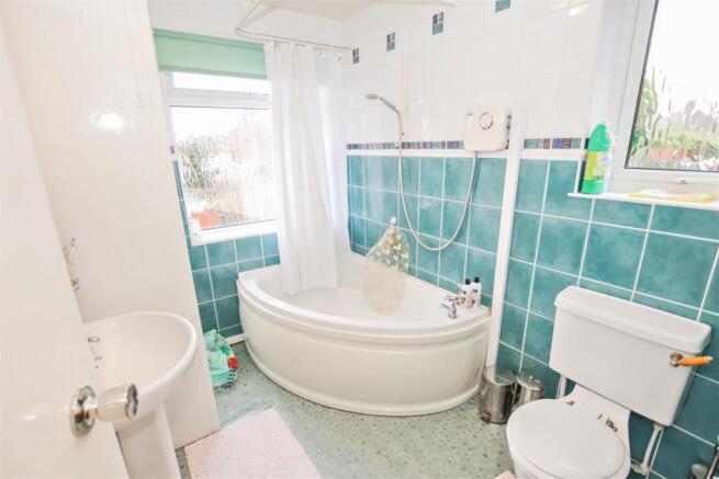 FIRST FLOOR FAMILY BATHROOM