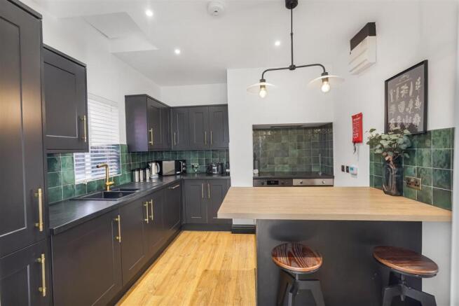 9 bed Semi-Detached for sale Image 4