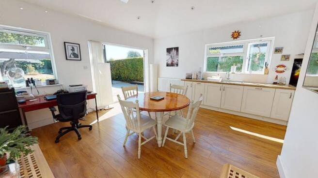 KITCHEN/DINING ROOM