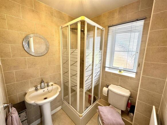 EN-SUITE SHOWER ROOM