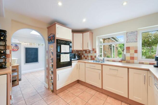 Hookfield, Epsom, KT19 photo 3
