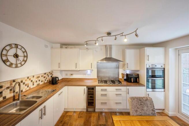 4 bed Detached for sale Image 7