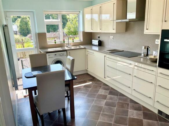 kitchen pic3.jpg