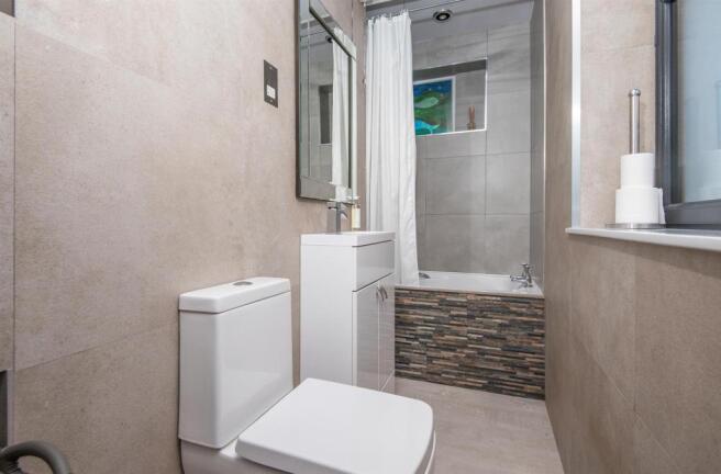 DOWNSTAIRS BATHROOM/WC