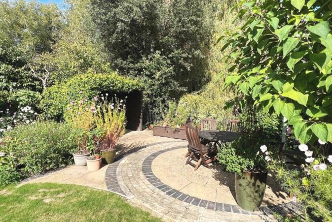 4 Acacia Road Shaped lawn