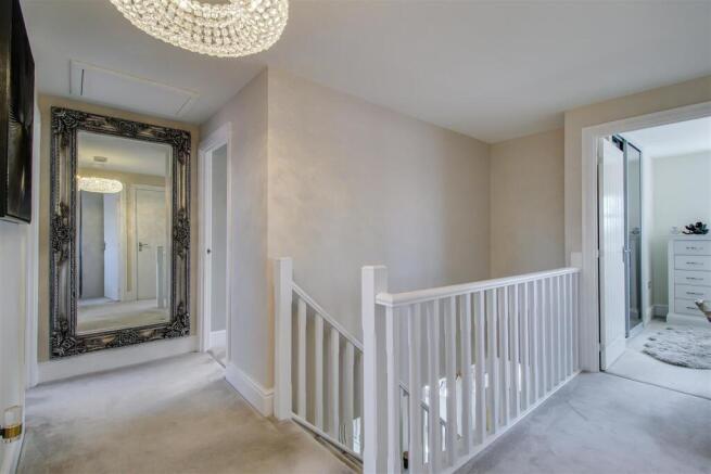 5 bed Detached for sale Image 12