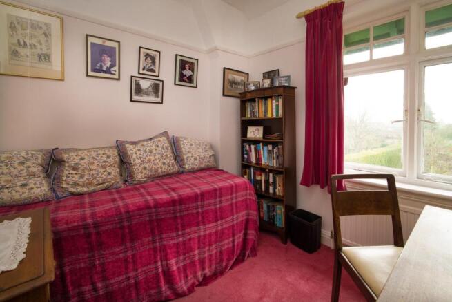 BEDROOM L1120976.jpg