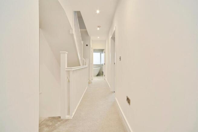 4 bed Detached for sale Image 11