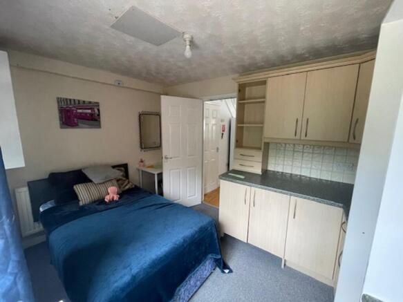 A cozy double bedroom featuring a comfortable b...