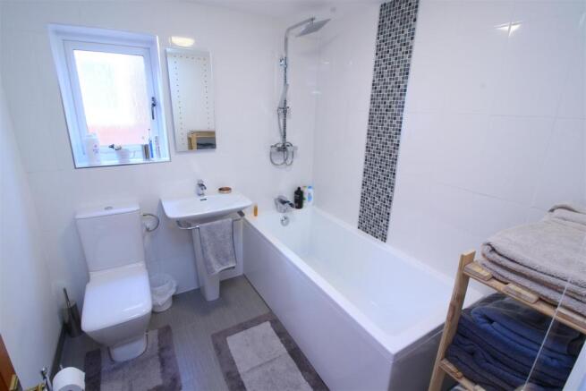 24 en-suite.JPG