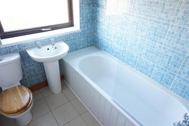FIRST FLOOR BATHROOM