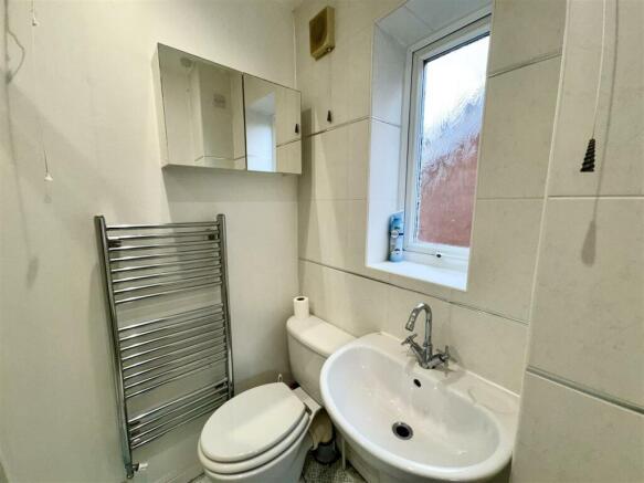 EN-SUITE SHOWER ROOM