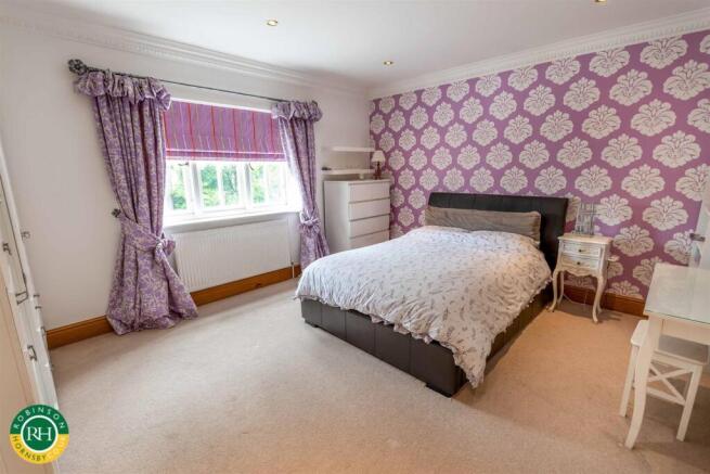 6 bed Detached for sale Image 11