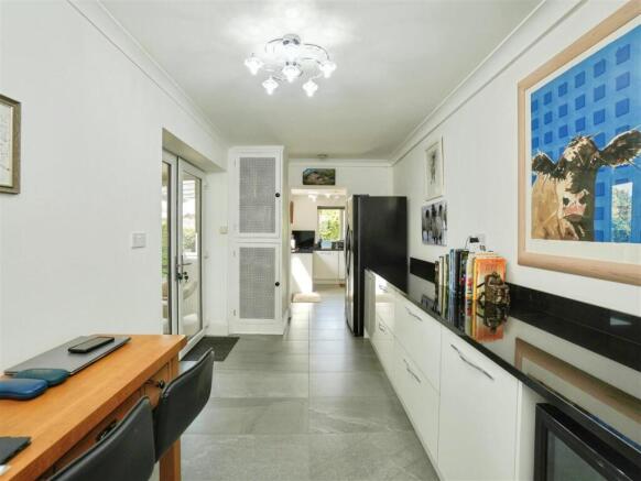 5 bed Detached for sale Image 12