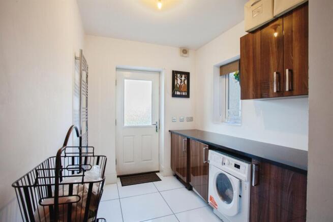 5 bed Detached for sale Image 8