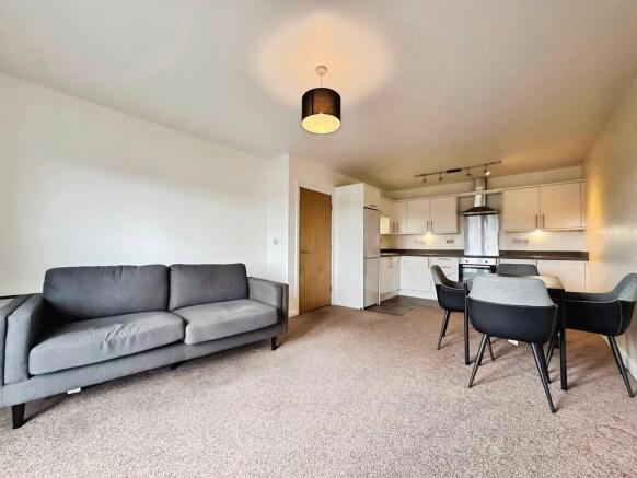 2 bed Apartment to rent Image 2