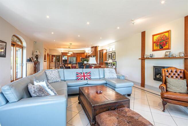 5 bed Detached for sale Image 5