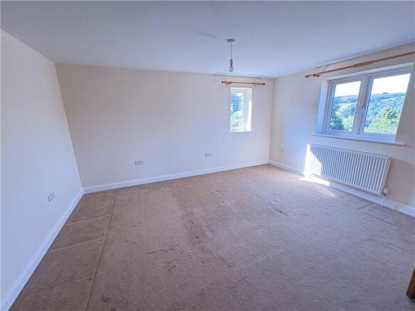4 bed Detached to rent Image 11