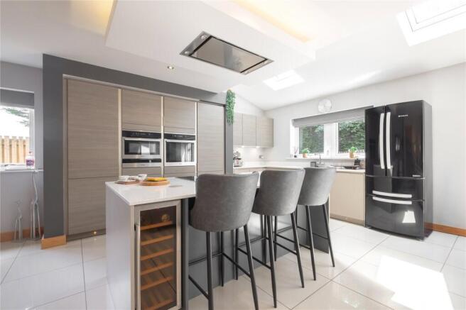 5 bed Detached for sale Image 11