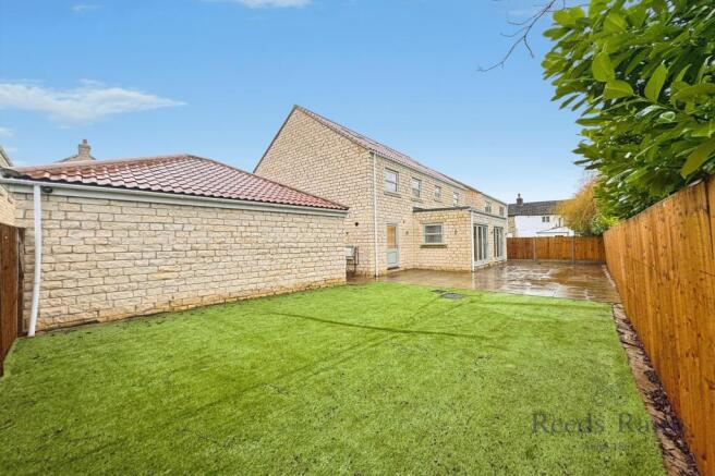 5 bed Detached for sale Image 6