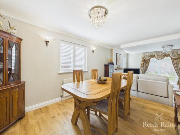 4 bed Bungalow for sale Image 4