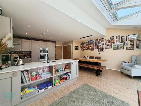 4 bed Detached for sale Image 6