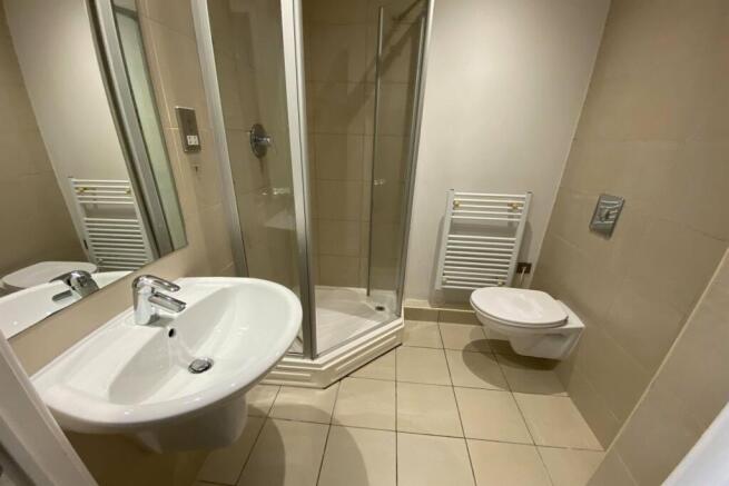 4 bed Apartment to rent Image 5