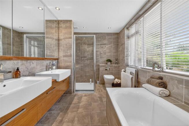 5 bed Detached for sale Image 11